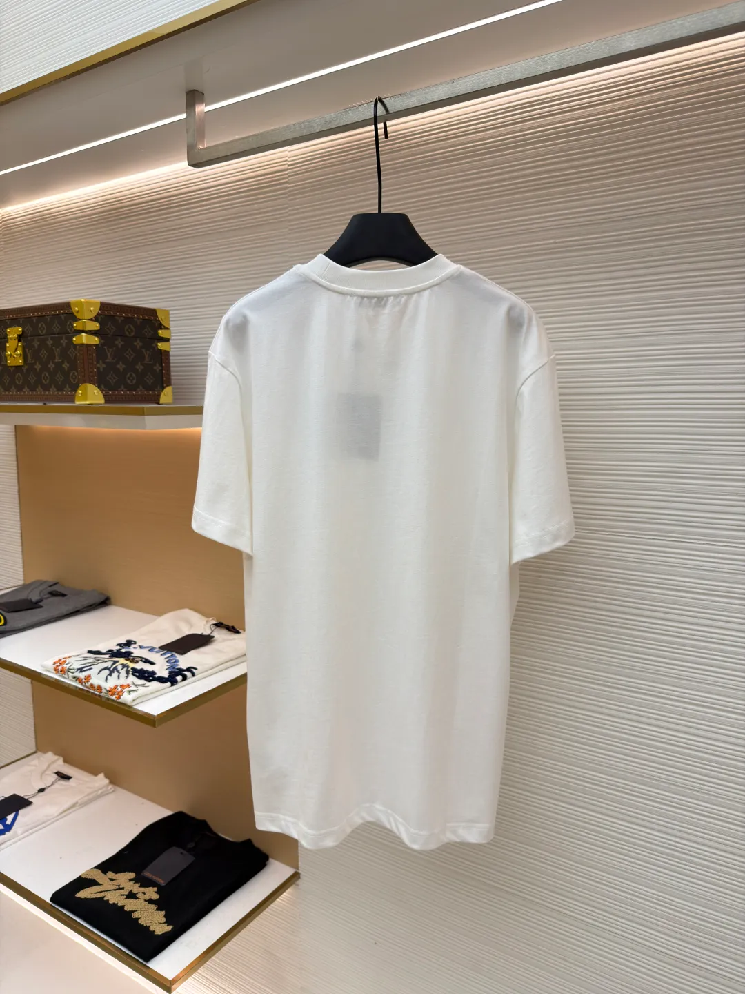 LOUIS VUITTON SKI ski foam flocked printed T-shirt short sleeves ●Original version: purchased and developed by 14029 ●Item number: 1681310-A15 ●Fabric: velvet fabric ●Technology: flocking production ●Color: white ●Version: fitted version ●Weight: about 275 grams ●Size: XS-S-M-L ●Description: Made of 60-count mercerized double-ply fabric with 1*1 Salona thread. After the garment is made, the fabric is fermented using a special washing process to prevent shrinkage and maintain the softness of the fabric. The front uses foam printing and a customized 1:1 trademark. The overall wiring is straight and delicate, the fabric is comfortable and soft, and the color is consistent without color difference. It can be matched with the same style to create a fashionable look and control various occasions. Customized accessories, complete with three standards, same style for men and women!